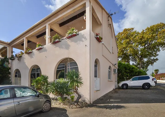 2 Bedroom Cozy In Appartement